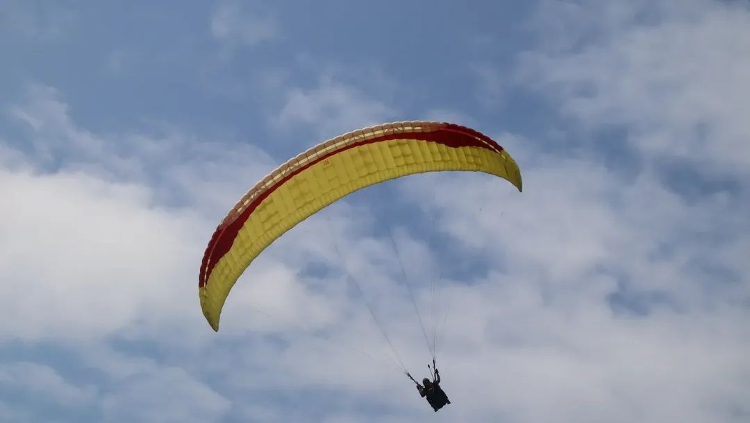 Paralayang Meriahkan Festival Krakatau 2025 di Batu Alif Paragliding Site