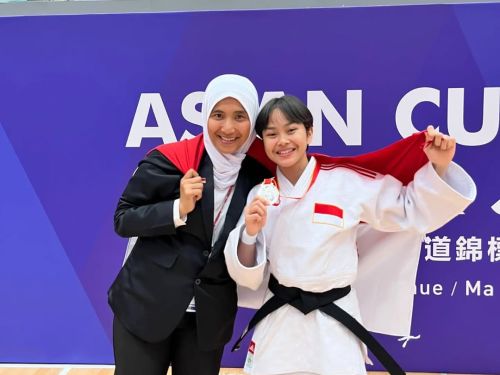 Atlet Judo Lampung Nahella Nadzwa Zahra Sabilla meraih medali perak Kejuaraan Asia Cadet 2025 di Hongkong