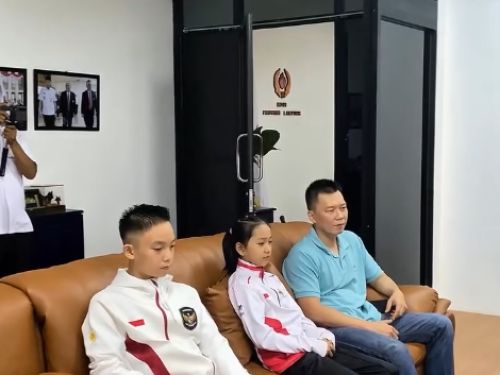Ketua KONI Lampung bersama atlet muda Wushu Lampung yang meraih prestasi di tingkat nasional dan internasional.