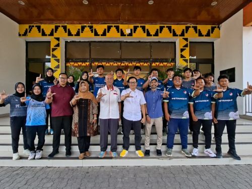 Wakil Ketua Umum II KONI Provinsi Lampung, Riagus Ria, melepas tim Petanque Lampung yang terdiri dari 17 atlet menuju Kejurnas Petanque 2026 di Jakarta, di GOR Sumpah Pemuda, Way Halim, Bandar Lampung, 9 Oktober 2026.